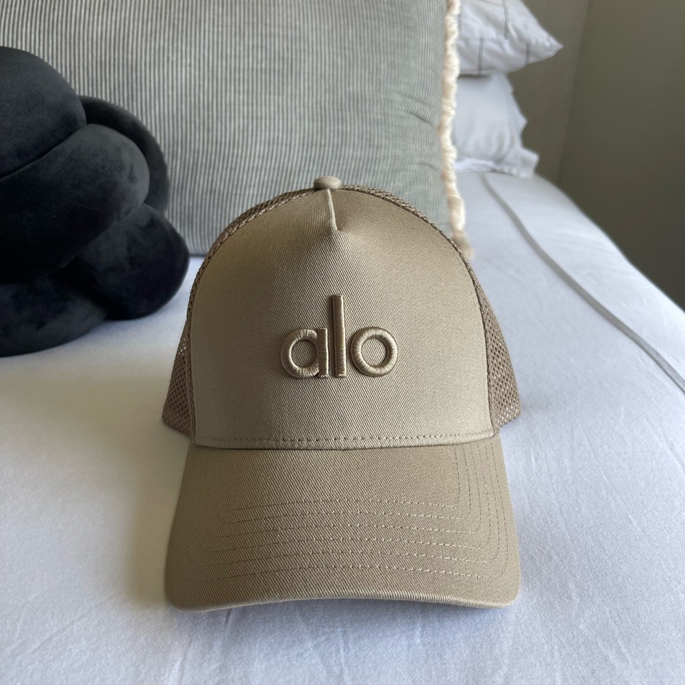 ALO Yoga Beige Mesh Trucker Hat